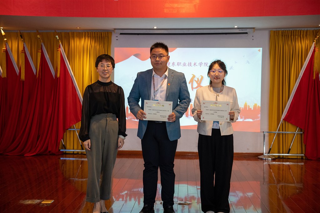 學工處長季艷為大賽三等獎獲得者航服學院輔導員侍永權、經貿學院輔導員董杰頒獎.jpg
