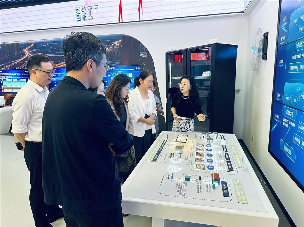 移動公司接待員為黨員同志講解5G應用場景（1）.jpg